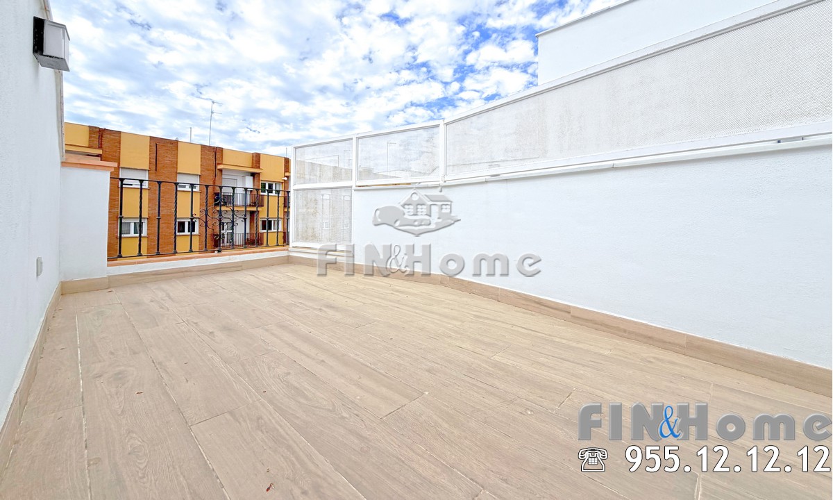Atico de obra nueva en Triana con terraza, piscina y vistas. 