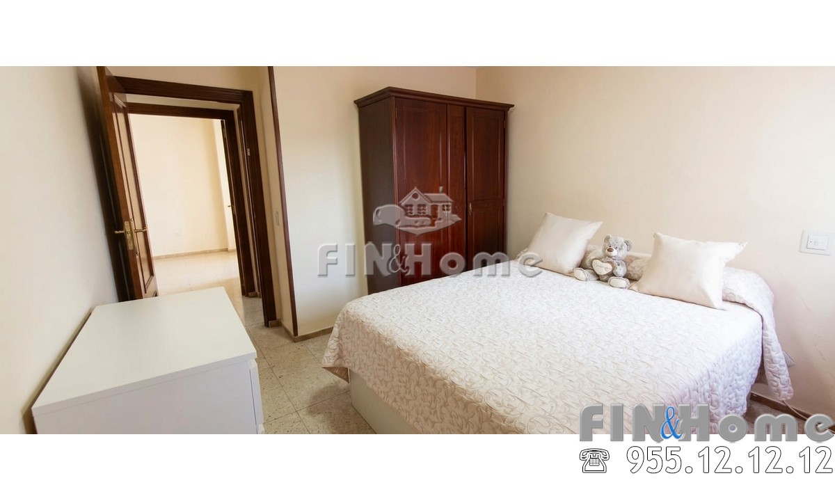 Piso en venta en Triana con ascensor. Dormitorio luminoso